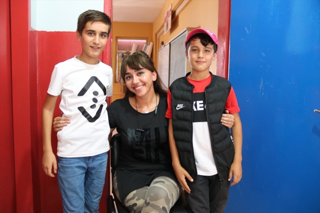 Diyarbakır'da 13 öğretmen köy okulunu boyadı